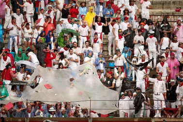 Público asistente a la Plaza de Toros de Pamplona durante la cuarta corrida de la Feria del Toro 2018.