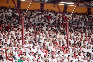 Público asistente a la Plaza de Toros de Pamplona durante la cuarta corrida de la Feria del Toro 2018.