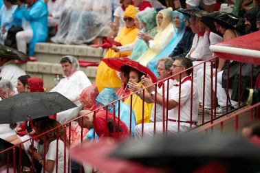 Público asistente a la Plaza de Toros de Pamplona durante la cuarta corrida de la Feria del Toro 2018.