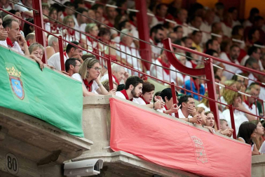 Público asistente a la Plaza de Toros de Pamplona durante la cuarta corrida de la Feria del Toro 2018.