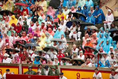 Público asistente a la Plaza de Toros de Pamplona durante la cuarta corrida de la Feria del Toro 2018.