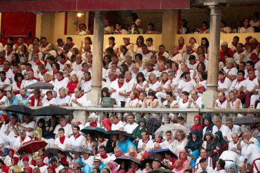 Público asistente a la Plaza de Toros de Pamplona durante la cuarta corrida de la Feria del Toro 2018.