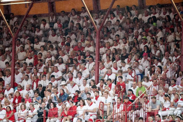 Público asistente a la Plaza de Toros de Pamplona durante la cuarta corrida de la Feria del Toro 2018.