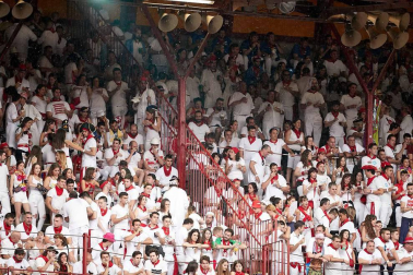 Público asistente a la Plaza de Toros de Pamplona durante la cuarta corrida de la Feria del Toro 2018.
