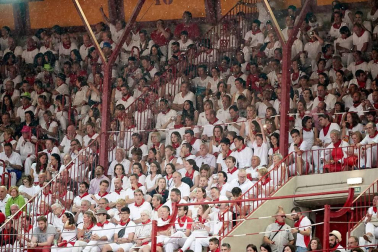 Público asistente a la Plaza de Toros de Pamplona durante la cuarta corrida de la Feria del Toro 2018.