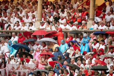 Público asistente a la Plaza de Toros de Pamplona durante la cuarta corrida de la Feria del Toro 2018.