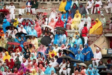 Público asistente a la Plaza de Toros de Pamplona durante la cuarta corrida de la Feria del Toro 2018.
