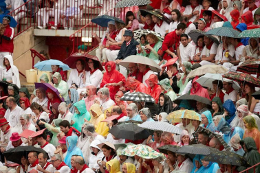 Público asistente a la Plaza de Toros de Pamplona durante la cuarta corrida de la Feria del Toro 2018.