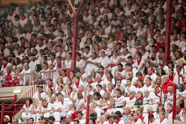 Público asistente a la Plaza de Toros de Pamplona durante la cuarta corrida de la Feria del Toro 2018.