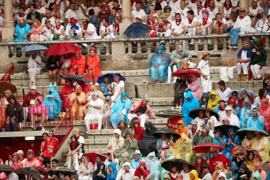 Público asistente a la Plaza de Toros de Pamplona durante la cuarta corrida de la Feria del Toro 2018.