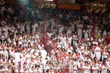 Público asistente a la Plaza de Toros de Pamplona durante la cuarta corrida de la Feria del Toro 2018.