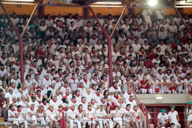 Público asistente a la Plaza de Toros de Pamplona durante la cuarta corrida de la Feria del Toro 2018.