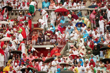 Público asistente a la Plaza de Toros de Pamplona durante la cuarta corrida de la Feria del Toro 2018.