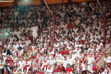 Público asistente a la Plaza de Toros de Pamplona durante la cuarta corrida de la Feria del Toro 2018.
