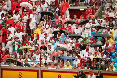 Público asistente a la Plaza de Toros de Pamplona durante la cuarta corrida de la Feria del Toro 2018.