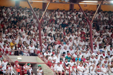 Público asistente a la Plaza de Toros de Pamplona durante la cuarta corrida de la Feria del Toro 2018.