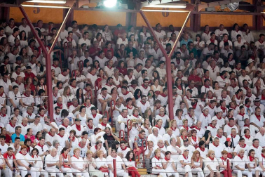 Público asistente a la Plaza de Toros de Pamplona durante la cuarta corrida de la Feria del Toro 2018.