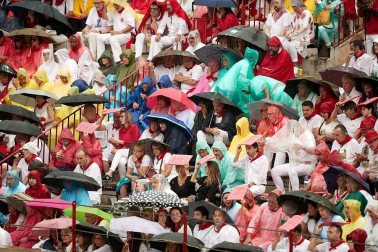 Público asistente a la Plaza de Toros de Pamplona durante la cuarta corrida de la Feria del Toro 2018.