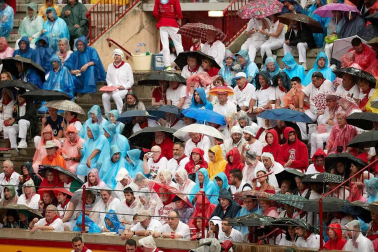 Público asistente a la Plaza de Toros de Pamplona durante la cuarta corrida de la Feria del Toro 2018.