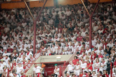 Público asistente a la Plaza de Toros de Pamplona durante la cuarta corrida de la Feria del Toro 2018.