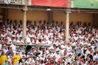 Público asistente a la Plaza de Toros de Pamplona durante la cuarta corrida de la Feria del Toro 2018.
