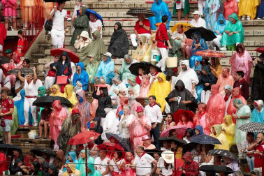 Público asistente a la Plaza de Toros de Pamplona durante la cuarta corrida de la Feria del Toro 2018.