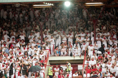 Público asistente a la Plaza de Toros de Pamplona durante la cuarta corrida de la Feria del Toro 2018.