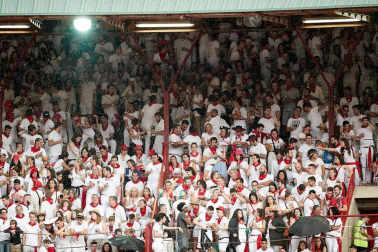Público asistente a la Plaza de Toros de Pamplona durante la cuarta corrida de la Feria del Toro 2018.