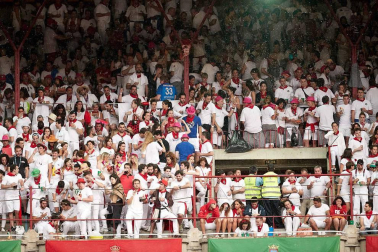Público asistente a la Plaza de Toros de Pamplona durante la cuarta corrida de la Feria del Toro 2018.