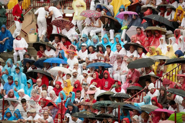 Público asistente a la Plaza de Toros de Pamplona durante la cuarta corrida de la Feria del Toro 2018.