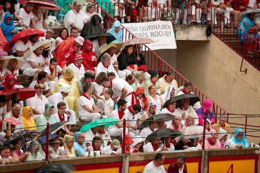 Público asistente a la Plaza de Toros de Pamplona durante la cuarta corrida de la Feria del Toro 2018.