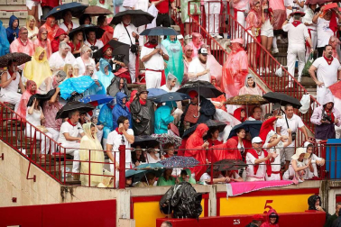 Público asistente a la Plaza de Toros de Pamplona durante la cuarta corrida de la Feria del Toro 2018.