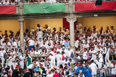 Público asistente a la Plaza de Toros de Pamplona durante la cuarta corrida de la Feria del Toro 2018.