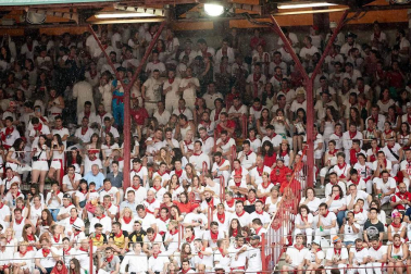 Público asistente a la Plaza de Toros de Pamplona durante la cuarta corrida de la Feria del Toro 2018.