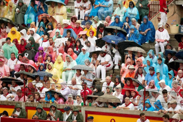 Público asistente a la Plaza de Toros de Pamplona durante la cuarta corrida de la Feria del Toro 2018.
