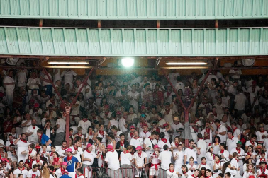 Público asistente a la Plaza de Toros de Pamplona durante la cuarta corrida de la Feria del Toro 2018.
