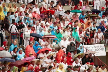 Público asistente a la Plaza de Toros de Pamplona durante la cuarta corrida de la Feria del Toro 2018.