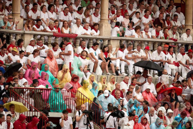Público asistente a la Plaza de Toros de Pamplona durante la cuarta corrida de la Feria del Toro 2018.