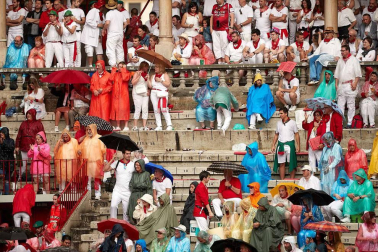 Público asistente a la Plaza de Toros de Pamplona durante la cuarta corrida de la Feria del Toro 2018.