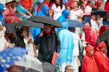 Público asistente a la Plaza de Toros de Pamplona durante la cuarta corrida de la Feria del Toro 2018.