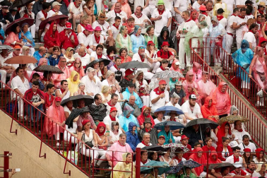 Público asistente a la Plaza de Toros de Pamplona durante la cuarta corrida de la Feria del Toro 2018.