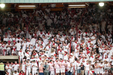 Público asistente a la Plaza de Toros de Pamplona durante la cuarta corrida de la Feria del Toro 2018.