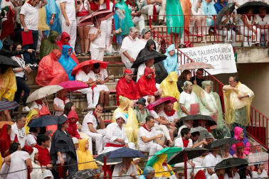 Público asistente a la Plaza de Toros de Pamplona durante la cuarta corrida de la Feria del Toro 2018.