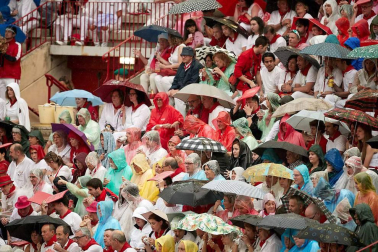 Público asistente a la Plaza de Toros de Pamplona durante la cuarta corrida de la Feria del Toro 2018.