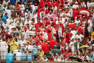 Público asistente a la Plaza de Toros de Pamplona durante la cuarta corrida de la Feria del Toro 2018.