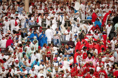 Público asistente a la Plaza de Toros de Pamplona durante la cuarta corrida de la Feria del Toro 2018.