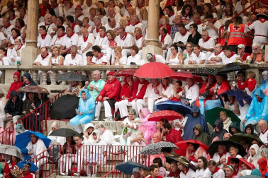 Público asistente a la Plaza de Toros de Pamplona durante la cuarta corrida de la Feria del Toro 2018.