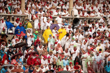 Público asistente a la Plaza de Toros de Pamplona durante la cuarta corrida de la Feria del Toro 2018.