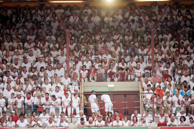 Público asistente a la Plaza de Toros de Pamplona durante la cuarta corrida de la Feria del Toro 2018.
