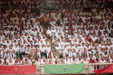 Público asistente a la Plaza de Toros de Pamplona durante la cuarta corrida de la Feria del Toro 2018.